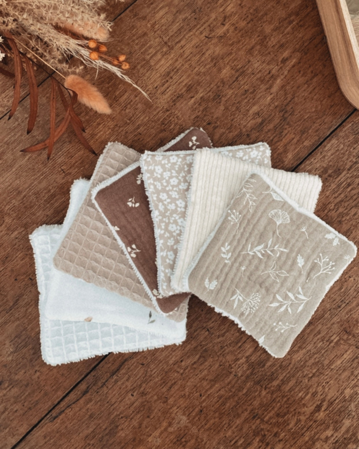 Réalisé avec passion dans mon atelier français, ce lot comprend des lingettes lavables assorties à une panière textile. Chaque pièce est soigneusement cousue pour garantir douceur, résistance et esthétique. Une création artisanale pensée pour allier soin de soi et respect de la planète, tout en embellissant votre intérieur. ninona