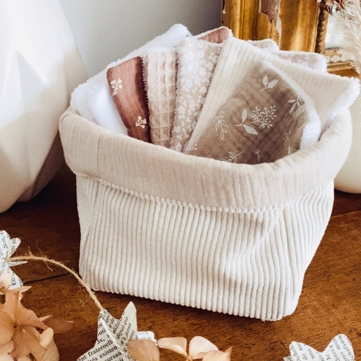 Ce lot de lingettes réutilisables et sa panière assortie sont fabriqués artisanalement dans mon atelier en France. Les tissus délicats et les tons neutres apportent une touche bohème et naturelle à votre salle de bain. Idéal pour une routine beauté durable, chaque ensemble reflète le savoir-faire et la douceur du fait main. ninona