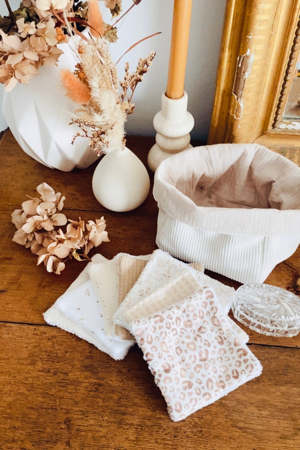 Ce lot de lingettes lavables avec panière assortie est une création artisanale réalisée à la main dans mon atelier français. Les tissus sélectionnés, aux tons doux et motifs délicats, apportent une touche de charme à votre intérieur. Parfaites pour remplacer le coton jetable, ces lingettes sont réutilisables et durables. Une alternative écologique, élégante et pratique au quotidien. ninona