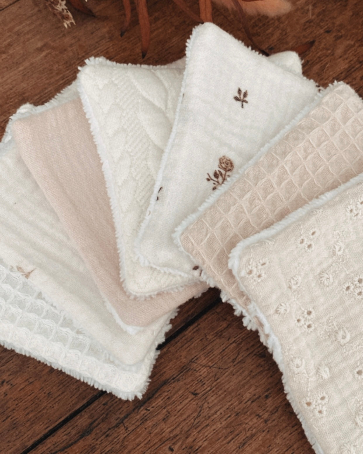 Semainier de lingettes lavables et réutilisables en coton doux, idéal pour remplacer les cotons jetables dans une démarche zéro déchet. Ces carrés démaquillants écologiques conviennent aussi bien pour le démaquillage que pour la toilette de bébé. Faits main avec des tissus naturels aux textures variées, ils allient confort, efficacité et durabilité. Accessoire essentiel pour une salle de bain écoresponsable et une routine beauté plus écologique.