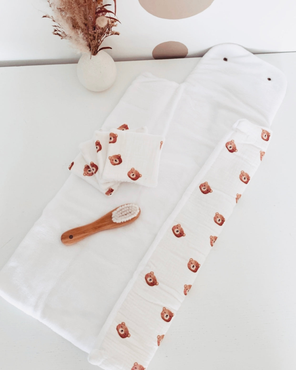 Compact et confortable, le tapis à langer de voyage est la réponse adaptée lors de vos déplacements avec bébé. Moelleux et bien épais, ce matelas à langer nomade est réalisé avec une double gaze de coton avec des petites têtes d'oursons, et une éponge de bambou très douce et absorbante. Une fois replié, ce tapis à langer nomade ne prend pas de place et peut être facilement glissé dans le sac à langer.
Création originale Ninona, fait main en france