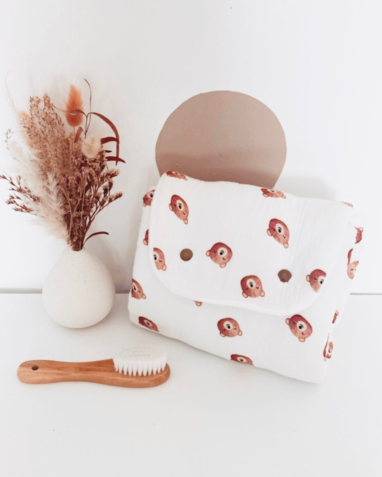 Compact et confortable, le tapis à langer de voyage est la réponse adaptée lors de vos déplacements avec bébé. Moelleux et bien épais, ce matelas à langer nomade est réalisé avec une double gaze de coton avec des petites têtes d'oursons, et une éponge de bambou très douce et absorbante. Une fois replié, ce tapis à langer nomade ne prend pas de place et peut être facilement glissé dans le sac à langer.
Création originale Ninona, fait main en france