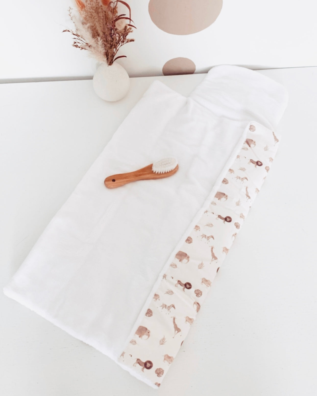 Compact et confortable, le tapis à langer de voyage est la réponse adaptée lors de vos déplacements avec bébé. Moelleux et bien épais, ce matelas à langer nomade est réalisé avec une popeline de coton avec des animaux de la savane (lion, girafe, zèbre), et une éponge de bambou très douce et absorbante. Une fois replié, ce tapis à langer nomade ne prend pas de place et peut être facilement glissé dans le sac à langer.