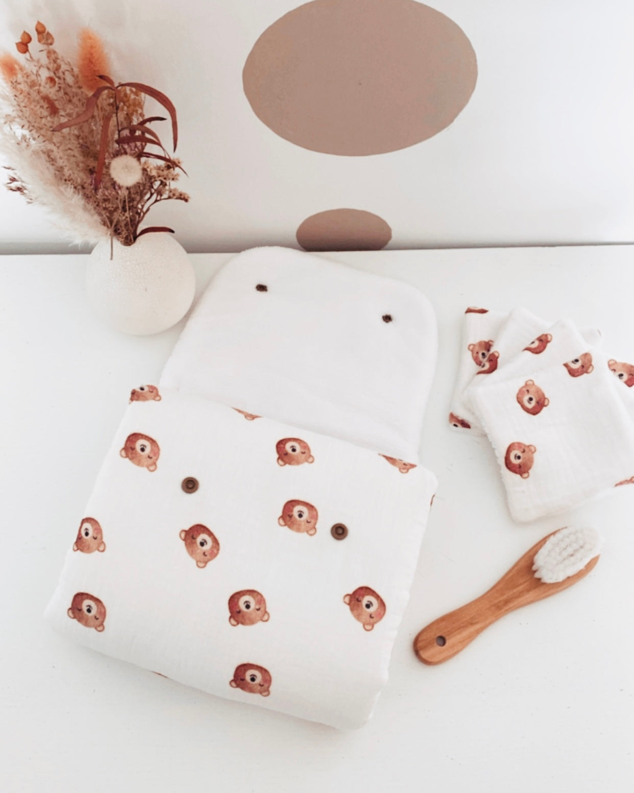 Compact et confortable, le tapis à langer de voyage est la réponse adaptée lors de vos déplacements avec bébé. Moelleux et bien épais, ce matelas à langer nomade est réalisé avec une double gaze de coton avec des petites têtes d'oursons, et une éponge de bambou très douce et absorbante. Une fois replié, ce tapis à langer nomade ne prend pas de place et peut être facilement glissé dans le sac à langer.
Création originale Ninona, fait main en france