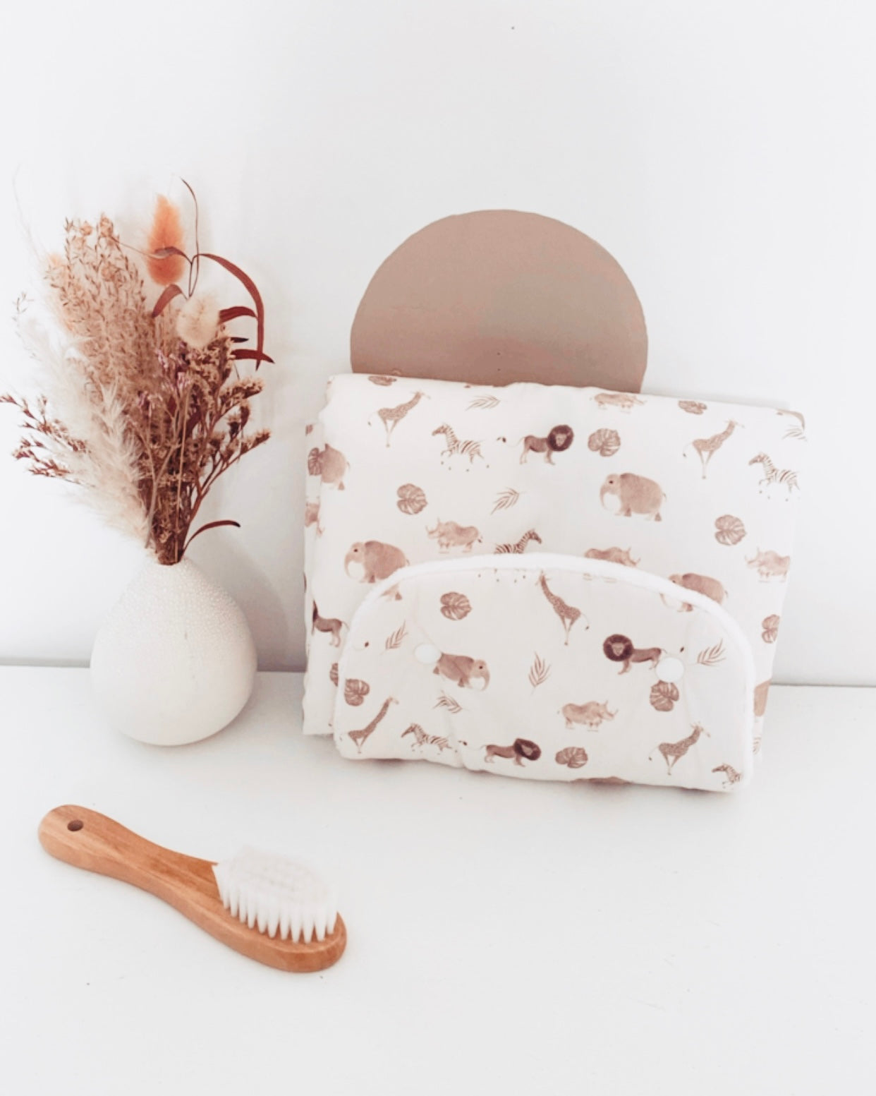 Compact et confortable, le tapis à langer de voyage est la réponse adaptée lors de vos déplacements avec bébé. Moelleux et bien épais, ce matelas à langer nomade est réalisé avec une popeline de coton avec des animaux de la savane (lion, girafe, zèbre), et une éponge de bambou très douce et absorbante. Une fois replié, ce tapis à langer nomade ne prend pas de place et peut être facilement glissé dans le sac à langer.