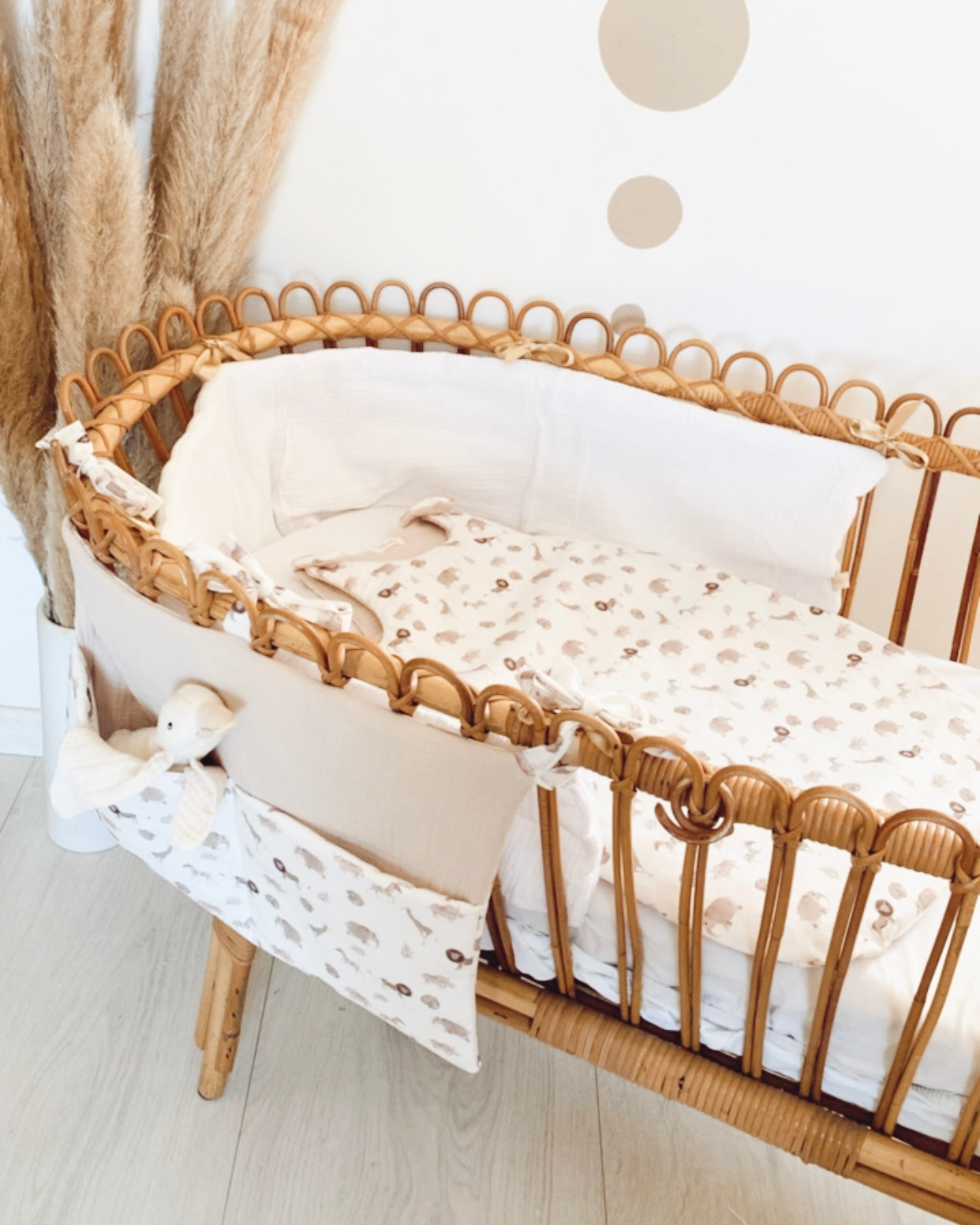 Pochette de lit personnalisable, range doudou, range jouet, avec des animaux de la savane. Création originale : ninona fait main en france