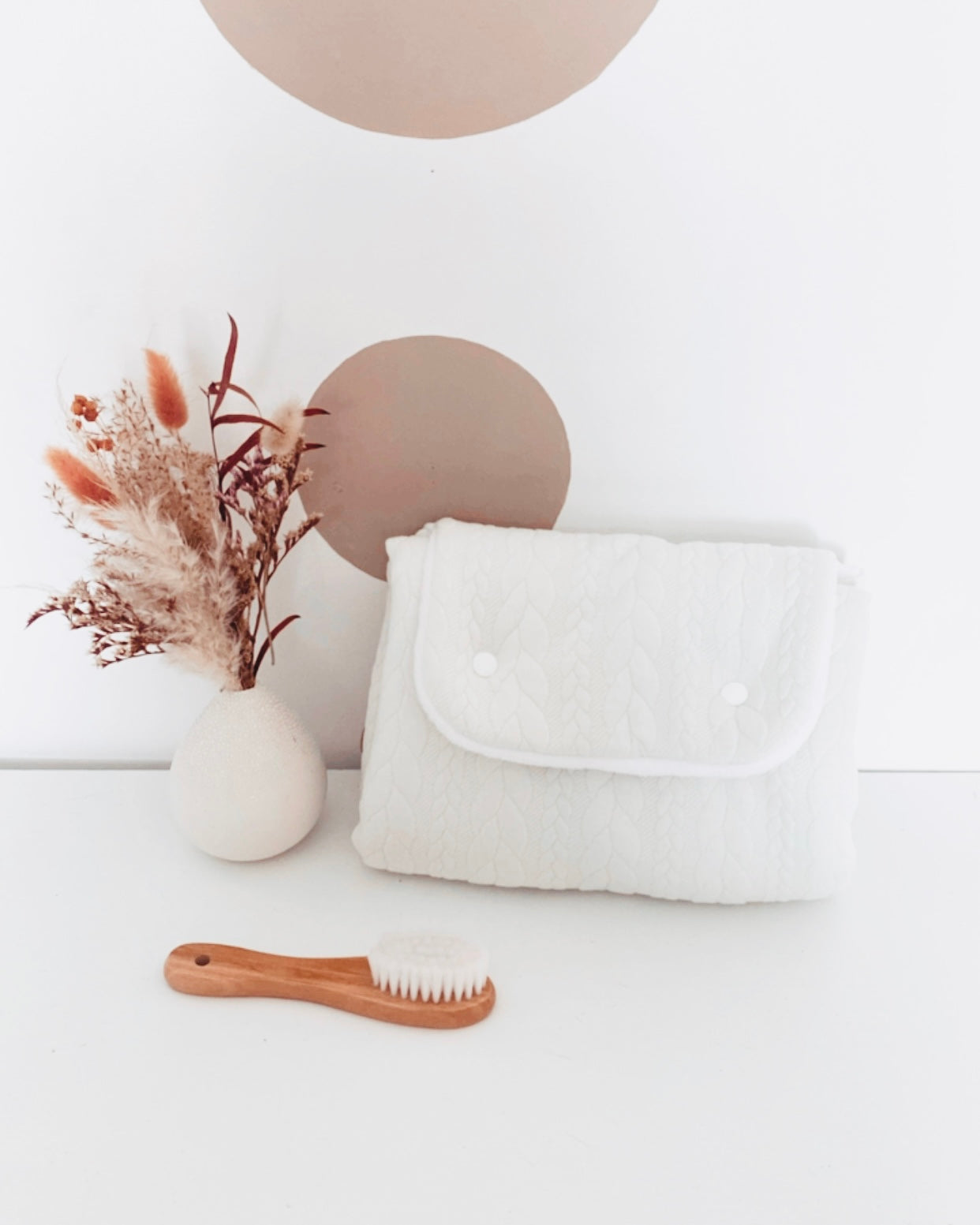 Compact et confortable, le tapis à langer de voyage est la réponse adaptée lors de vos déplacements avec bébé. Moelleux et bien épais, ce matelas à langer nomade est réalisé avec un tissu torsadé de couleur écru, et une éponge de bambou très douce et absorbante. Une fois replié, ce tapis à langer nomade ne prend pas de place et peut être facilement glissé dans le sac à langer.
Création originale : Ninona fait main en france