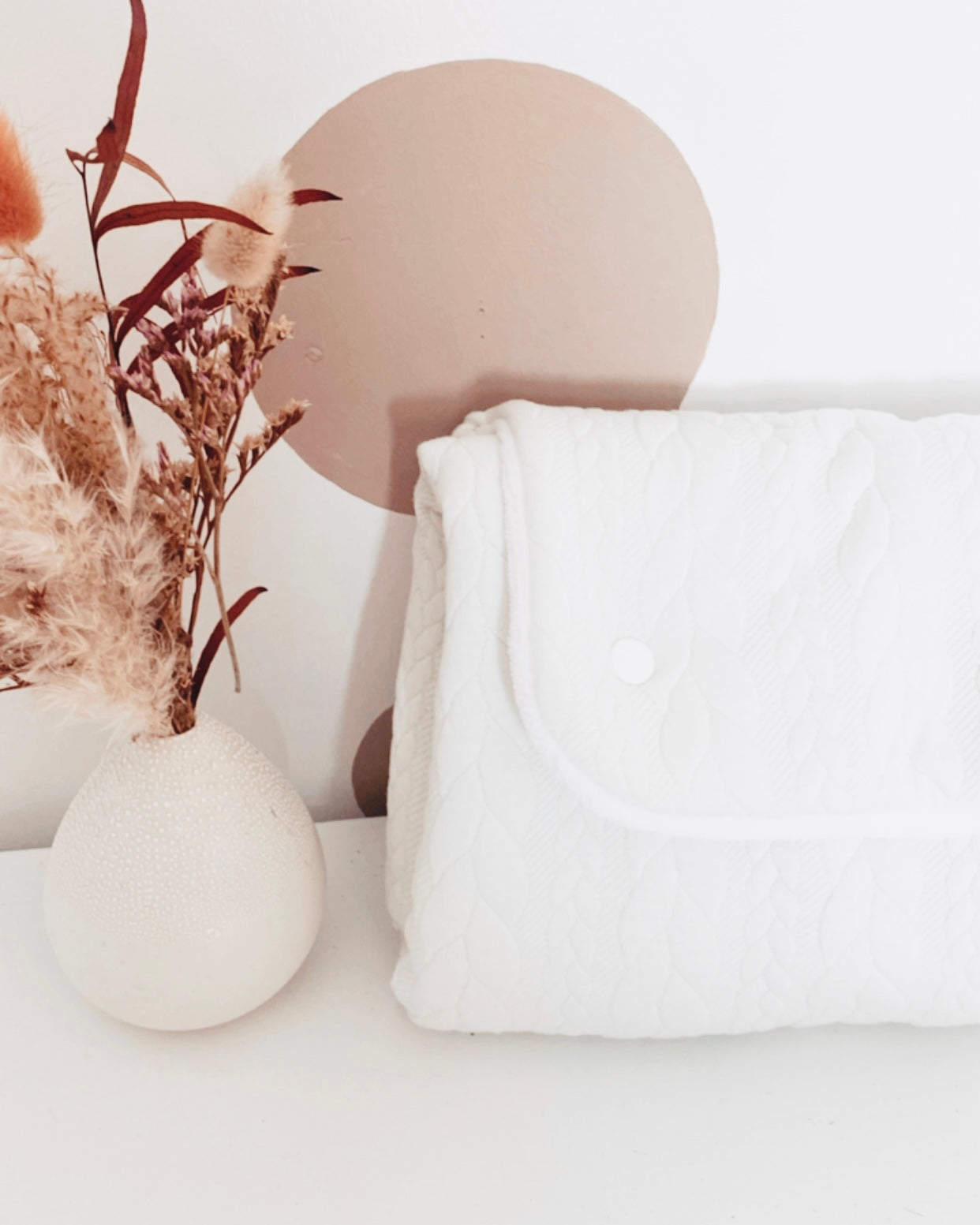 Compact et confortable, le tapis à langer de voyage est la réponse adaptée lors de vos déplacements avec bébé. Moelleux et bien épais, ce matelas à langer nomade est réalisé avec un tissu torsadé de couleur écru, et une éponge de bambou très douce et absorbante. Une fois replié, ce tapis à langer nomade ne prend pas de place et peut être facilement glissé dans le sac à langer.
Création originale : Ninona fait main en france