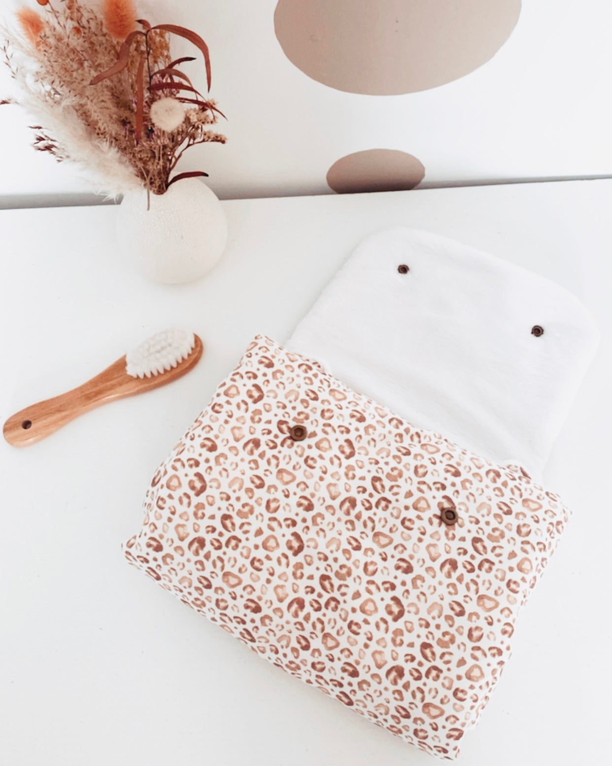 Compact et confortable, le tapis à langer de voyage est la réponse adaptée lors de vos déplacements avec bébé. Moelleux et bien épais, ce matelas à langer nomade est réalisé avec une popeline de coton aux motifs léopard, et une éponge de bambou très douce et absorbante. Une fois replié, ce tapis à langer nomade ne prend pas de place et peut être facilement glissé dans le sac à langer.
Création originale : Ninona fait main en france