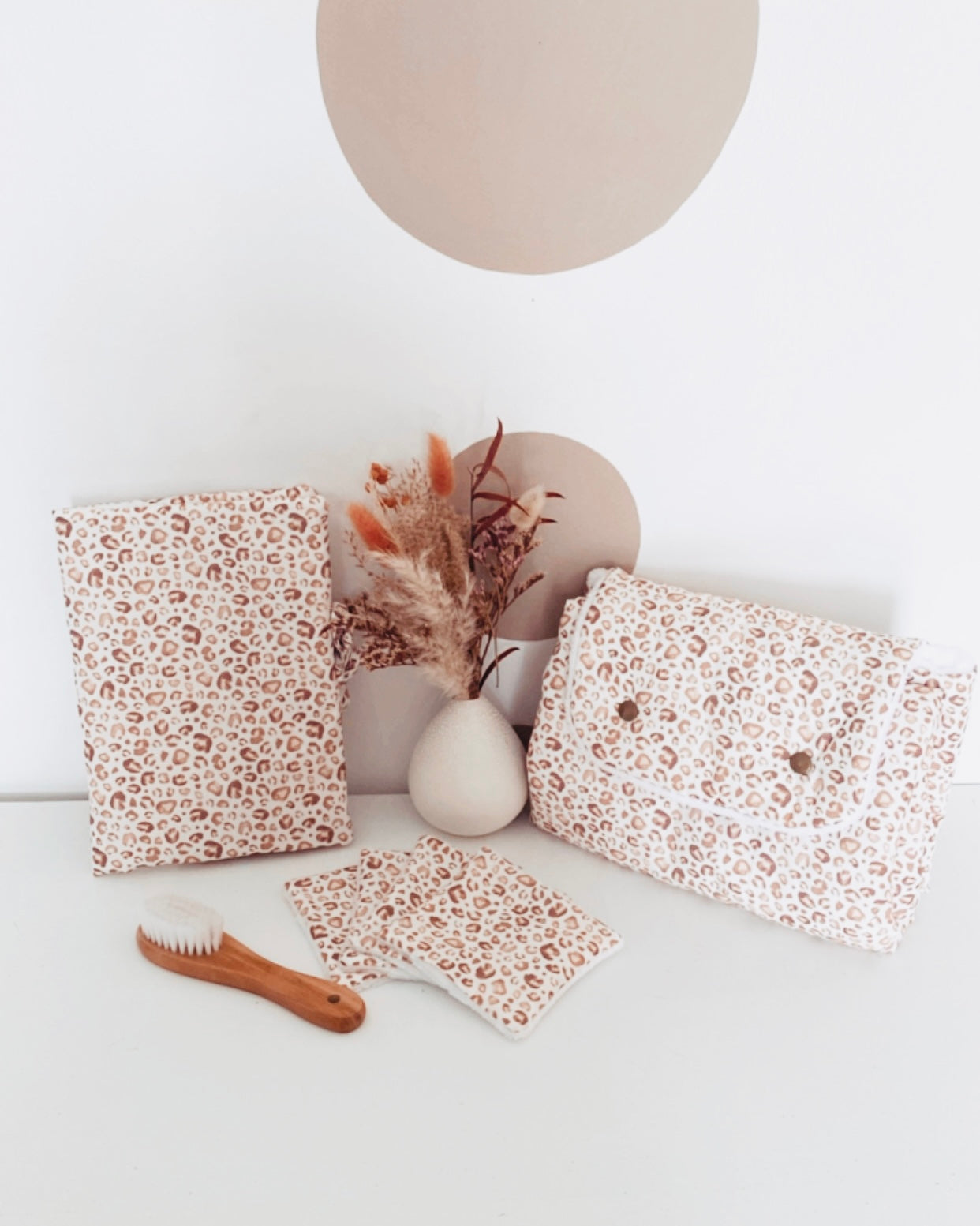 Compact et confortable, le tapis à langer de voyage est la réponse adaptée lors de vos déplacements avec bébé. Moelleux et bien épais, ce matelas à langer nomade est réalisé avec une popeline de coton aux motifs léopard, et une éponge de bambou très douce et absorbante. Une fois replié, ce tapis à langer nomade ne prend pas de place et peut être facilement glissé dans le sac à langer.
Création originale : Ninona fait main en france