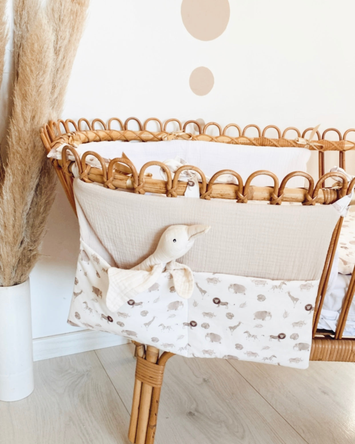 Pochette de lit personnalisable, range doudou, range jouet, avec des animaux de la savane. Création originale : ninona fait main en france