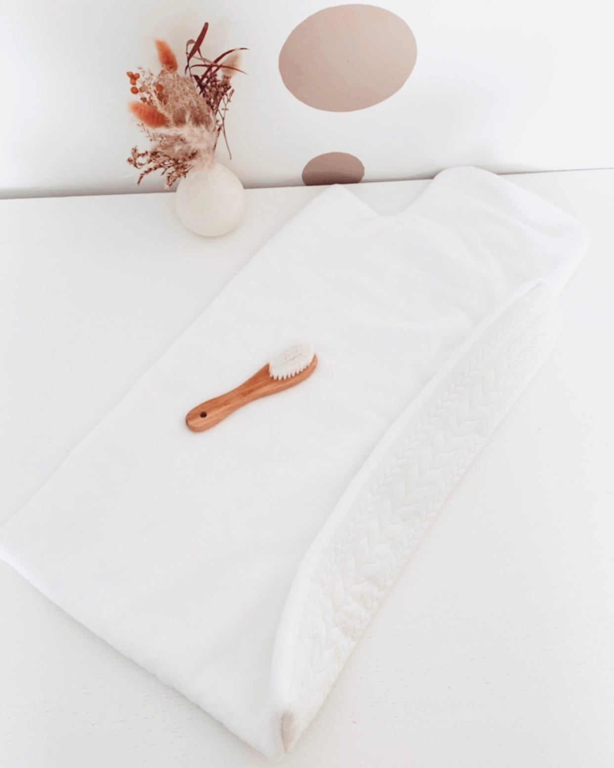 Compact et confortable, le tapis à langer de voyage est la réponse adaptée lors de vos déplacements avec bébé. Moelleux et bien épais, ce matelas à langer nomade est réalisé avec un tissu torsadé de couleur écru, et une éponge de bambou très douce et absorbante. Une fois replié, ce tapis à langer nomade ne prend pas de place et peut être facilement glissé dans le sac à langer.
Création originale : Ninona fait main en france
