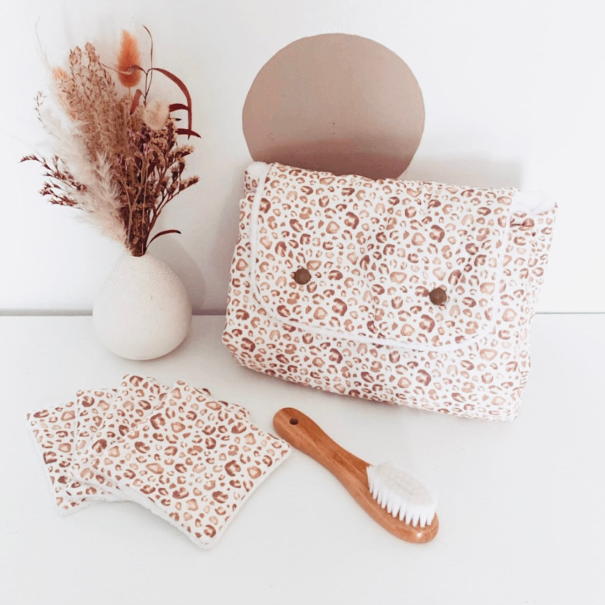 Compact et confortable, le tapis à langer de voyage est la réponse adaptée lors de vos déplacements avec bébé. Moelleux et bien épais, ce matelas à langer nomade est réalisé avec une popeline de coton aux motifs léopard, et une éponge de bambou très douce et absorbante. Une fois replié, ce tapis à langer nomade ne prend pas de place et peut être facilement glissé dans le sac à langer.
Création originale : Ninona fait main en france