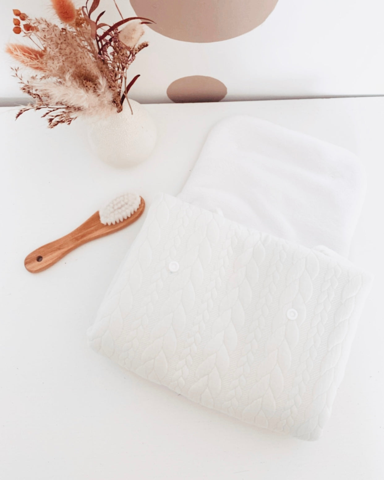 Compact et confortable, le tapis à langer de voyage est la réponse adaptée lors de vos déplacements avec bébé. Moelleux et bien épais, ce matelas à langer nomade est réalisé avec un tissu torsadé de couleur écru, et une éponge de bambou très douce et absorbante. Une fois replié, ce tapis à langer nomade ne prend pas de place et peut être facilement glissé dans le sac à langer.
Création originale : Ninona fait main en france