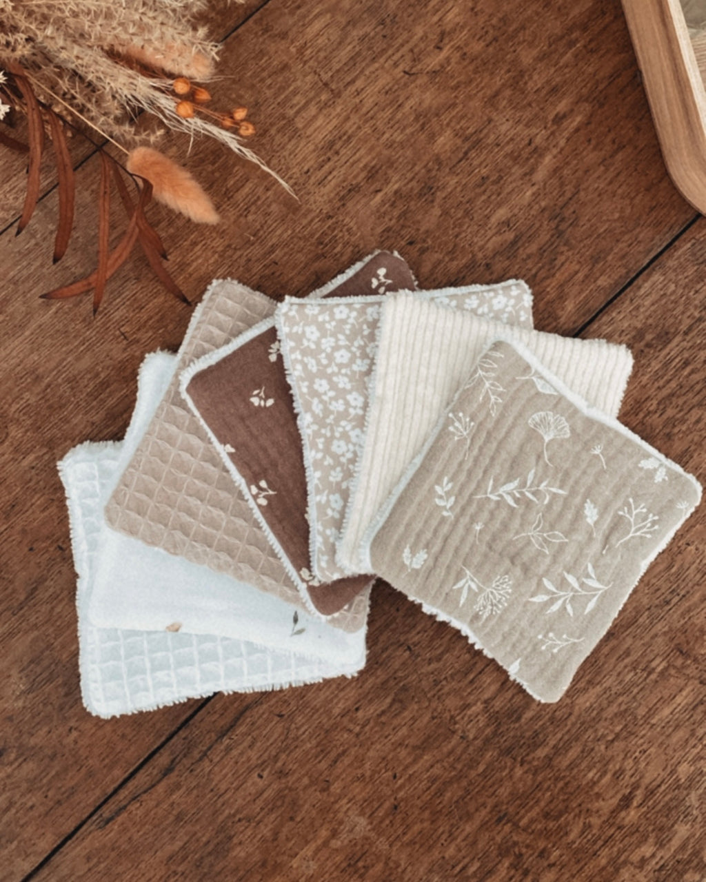 Réalisé avec passion dans mon atelier français, ce lot comprend des lingettes lavables assorties à une panière textile. Chaque pièce est soigneusement cousue pour garantir douceur, résistance et esthétique. Une création artisanale pensée pour allier soin de soi et respect de la planète, tout en embellissant votre intérieur. ninona