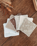 Réalisé avec passion dans mon atelier français, ce lot comprend des lingettes lavables assorties à une panière textile. Chaque pièce est soigneusement cousue pour garantir douceur, résistance et esthétique. Une création artisanale pensée pour allier soin de soi et respect de la planète, tout en embellissant votre intérieur. ninona