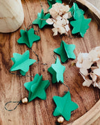 Décoration murale de Noël artisanale composée d’étoiles en papier découpées et superposées une à une. Parfaite pour créer une ambiance douce et poétique dans la maison : salon, entrée, chambre d’enfant, autour du sapin ou le long d’un miroir. Une guirlande minimaliste, légère, unique et fabriquée avec soin, qui apporte une touche naturelle et chaleureuse à l’univers festif. ninona