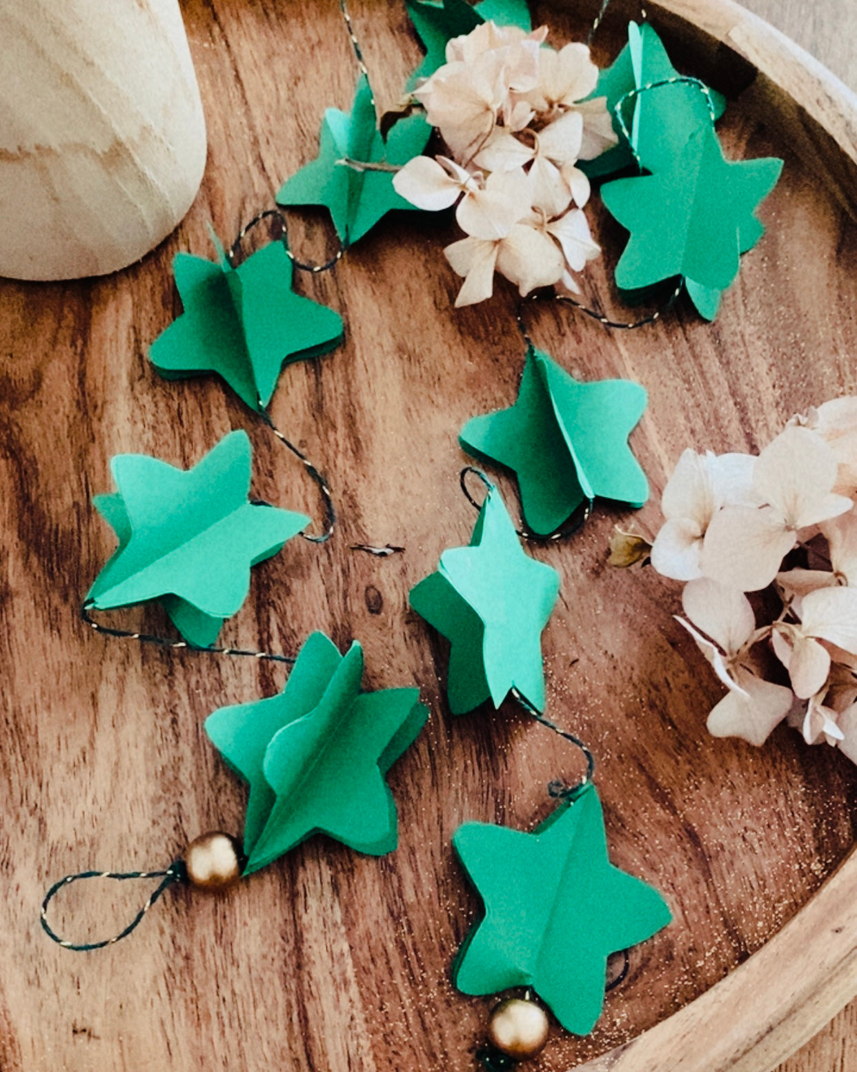 Décoration murale de Noël artisanale composée d’étoiles en papier découpées et superposées une à une. Parfaite pour créer une ambiance douce et poétique dans la maison : salon, entrée, chambre d’enfant, autour du sapin ou le long d’un miroir. Une guirlande minimaliste, légère, unique et fabriquée avec soin, qui apporte une touche naturelle et chaleureuse à l’univers festif. ninona