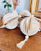 Pour un Noël éco-responsable, misez sur une décoration artisanale et durable. Cette boule de Noël est réalisée à la main à partir de papier recyclé issu de livres anciens. Ses matériaux naturels — jute et perles de bois — lui donnent une allure poétique et intemporelle. Chaque pièce est unique, témoignant du charme du fait main et d’une démarche créative respectueuse de la planète. ninona