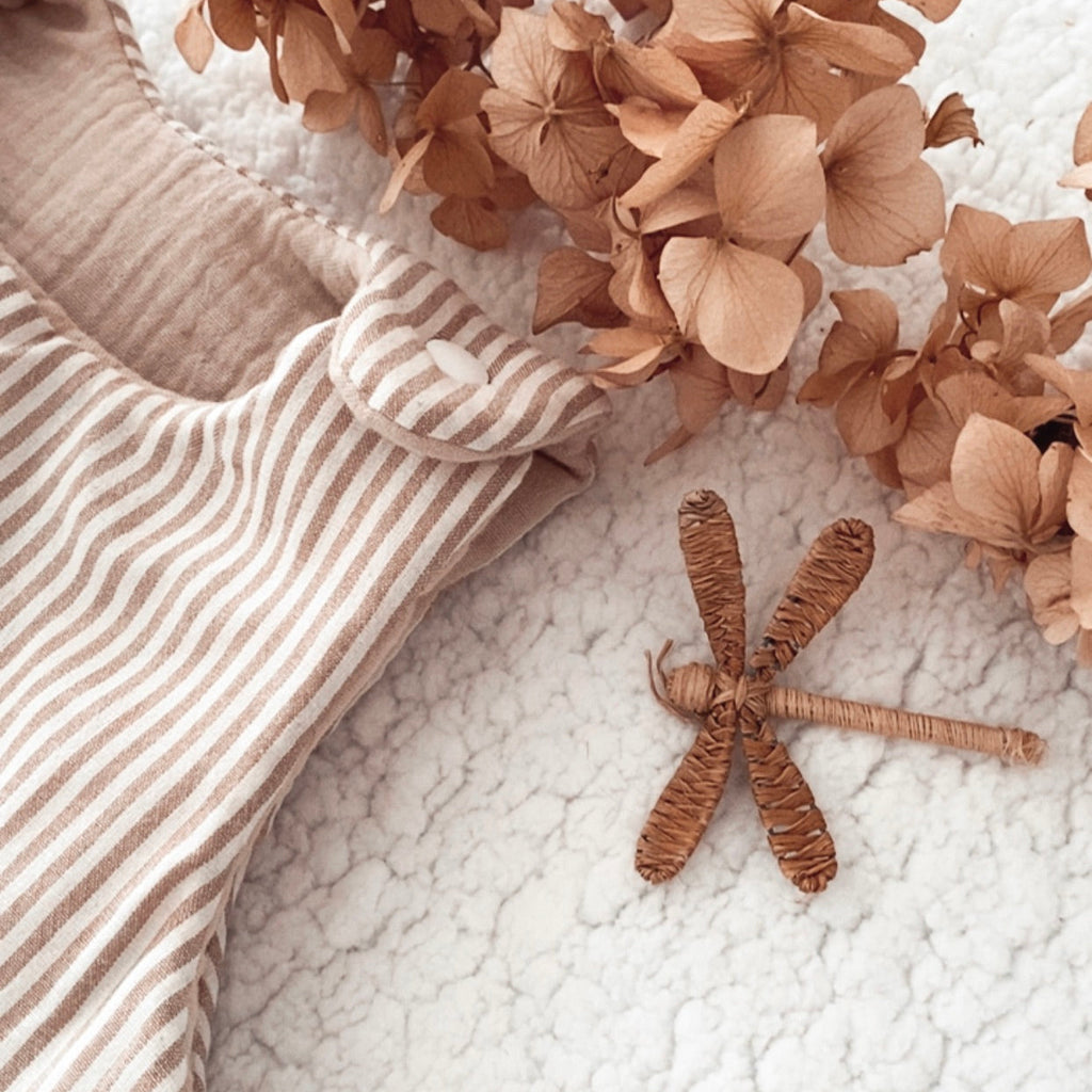 Gigoteuse bébé artisanale à rayures beige et écru, confectionnée avec soin à la main. Son style doux et intemporel s’accorde parfaitement à l’univers de bébé. Cette gigoteuse personnalisable peut être réalisée selon vos envies et convient aux filles comme aux garçons. Disponible en plusieurs tailles et en trois versions : été, mi-saison ou hiver, elle accompagne bébé au fil des saisons dans un cocon confortable et douillet. Idée cadeau de naissance originale et personnalisée. Ninona