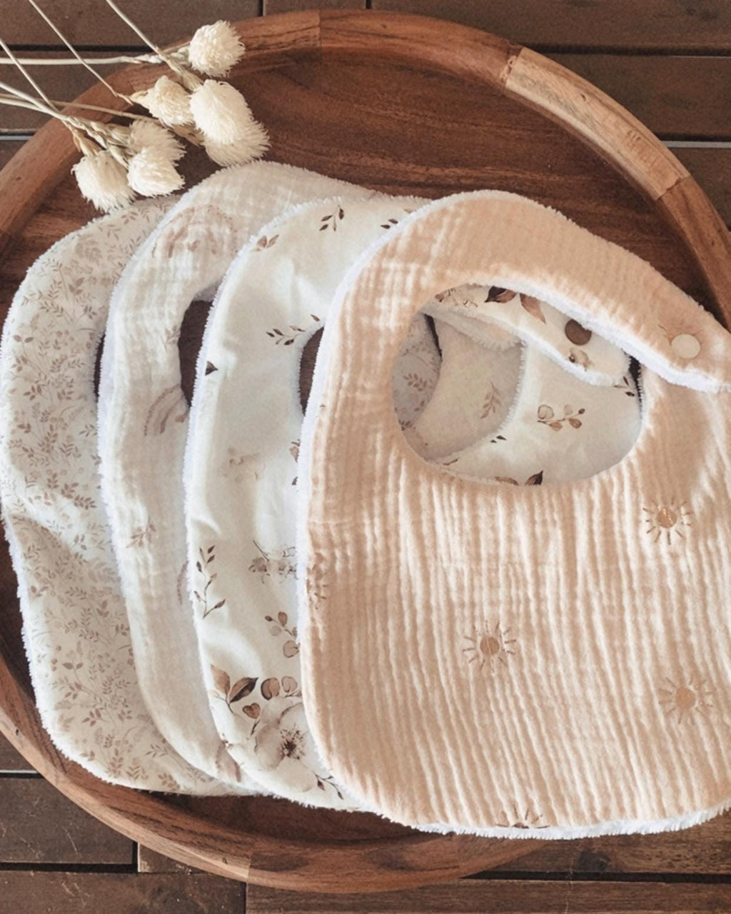 Lot de bavoirs beige fleuries