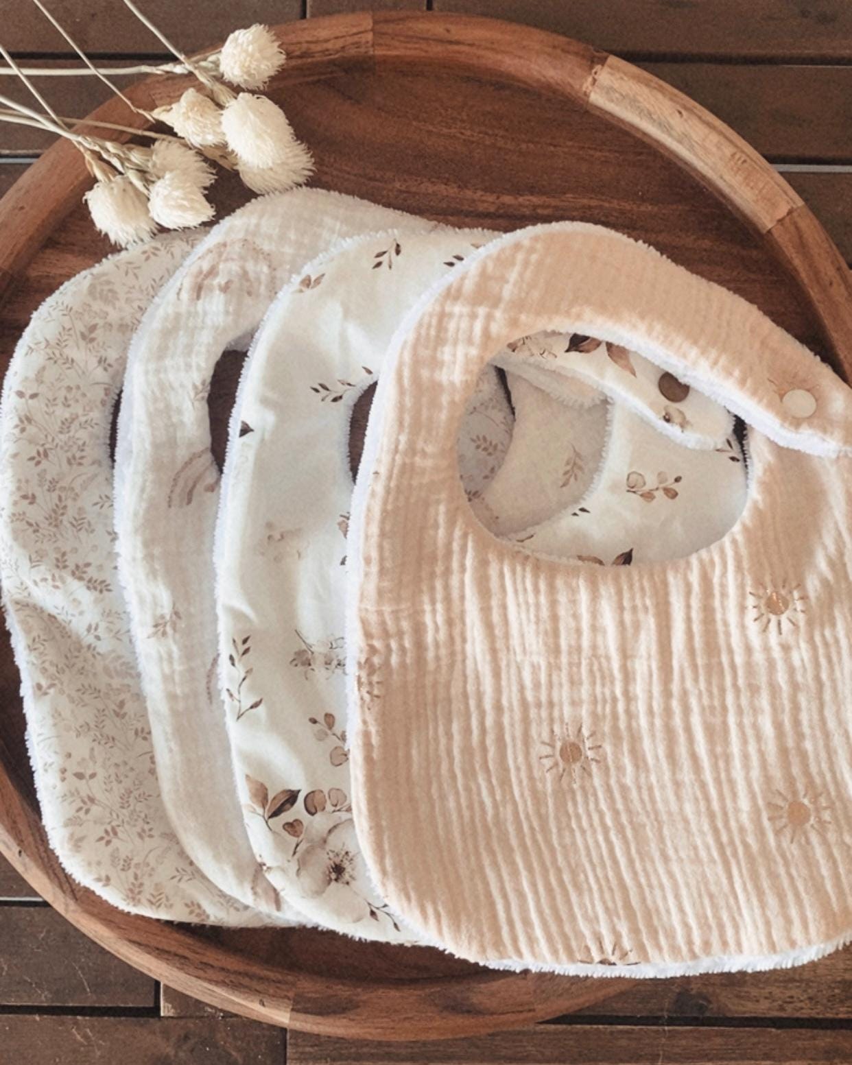Lot de bavoirs beige fleuries