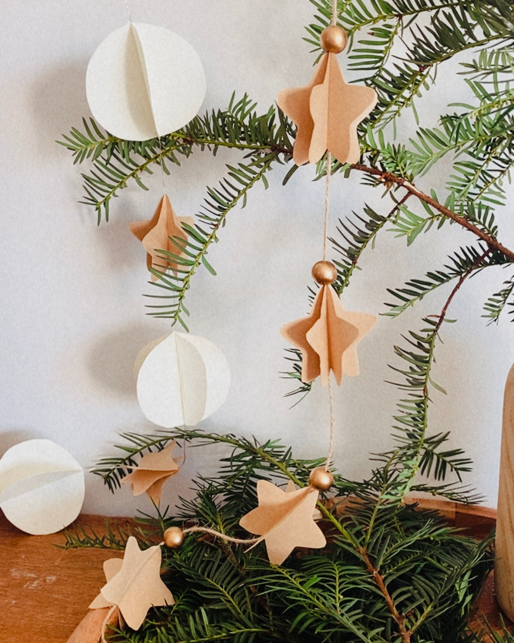 Décoration murale de Noël artisanale composée d’étoiles en papier découpées et superposées une à une. Parfaite pour créer une ambiance douce et poétique dans la maison : salon, entrée, chambre d’enfant, autour du sapin ou le long d’un miroir. Une guirlande minimaliste, légère, unique et fabriquée avec soin, qui apporte une touche naturelle et chaleureuse à l’univers festif. ninona