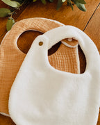 Lot de deux bavoirs bébé confectionnés artisanalement dans un atelier français. Tissu doux adapté à la peau fragile des tout-petits. Motifs animaux délicats et double gaze unie. Personnalisation sur demande. Cadeau de naissance original, utile et durable, parfait pour accompagner bébé dès ses premiers repas. ninona