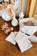 Ce lot de lingettes lavables avec panière assortie est une création artisanale réalisée à la main dans mon atelier français. Les tissus sélectionnés, aux tons doux et motifs délicats, apportent une touche de charme à votre intérieur. Parfaites pour remplacer le coton jetable, ces lingettes sont réutilisables et durables. Une alternative écologique, élégante et pratique au quotidien. ninona