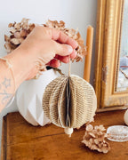 Réalisées à partir de pages de vieux livres recyclés, ces boules décoratives allient créativité et respect de l’environnement. Chaque pièce, façonnée à la main, raconte une histoire unique. Suspendues, posées ou regroupées en guirlande, elles apportent une touche vintage et naturelle à votre décoration, tout en donnant une seconde vie au papier ancien. ninona