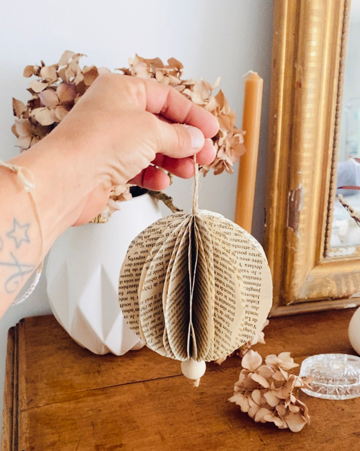 Réalisées à partir de pages de vieux livres recyclés, ces boules décoratives allient créativité et respect de l’environnement. Chaque pièce, façonnée à la main, raconte une histoire unique. Suspendues, posées ou regroupées en guirlande, elles apportent une touche vintage et naturelle à votre décoration, tout en donnant une seconde vie au papier ancien. ninona