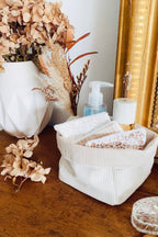 Fabriqué à la main dans mon atelier français, ce lot comprend plusieurs lingettes lavables et une panière assortie. Chaque détail est soigneusement travaillé pour offrir un produit à la fois pratique, esthétique et respectueux de l’environnement. Les lingettes, douces et réutilisables, s’utilisent pour le démaquillage ou le soin de bébé. Un bel ensemble zéro déchet, chic et naturel. ninona