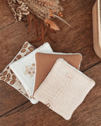 Lot artisanal de lingettes lavables réutilisables en coton, gaze de coton et éponge bambou. Douces et écologiques, elles conviennent aussi bien pour la toilette de bébé que pour le démaquillage ou les soins du visage des adultes. Chaque lingette mesure environ 10x10 cm et est confectionnée à la main avec des tissus naturels aux motifs floraux et aux tons doux. Un accessoire zéro déchet pratique, respectueux de la peau et de l’environnement, idéal comme cadeau écoresponsable