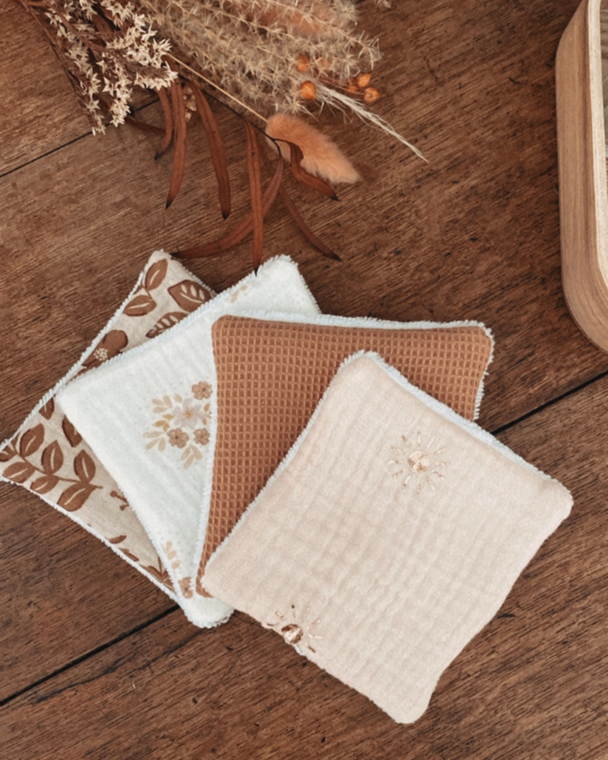 Lot artisanal de lingettes lavables réutilisables en coton, gaze de coton et éponge bambou. Douces et écologiques, elles conviennent aussi bien pour la toilette de bébé que pour le démaquillage ou les soins du visage des adultes. Chaque lingette mesure environ 10x10 cm et est confectionnée à la main avec des tissus naturels aux motifs floraux et aux tons doux. Un accessoire zéro déchet pratique, respectueux de la peau et de l’environnement, idéal comme cadeau écoresponsable