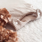 Gigoteuse bébé artisanale à rayures beige et écru, confectionnée avec soin à la main. Son style doux et intemporel s’accorde parfaitement à l’univers de bébé. Cette gigoteuse personnalisable peut être réalisée selon vos envies et convient aux filles comme aux garçons. Disponible en plusieurs tailles et en trois versions : été, mi-saison ou hiver, elle accompagne bébé au fil des saisons dans un cocon confortable et douillet. Idée cadeau de naissance originale et personnalisée. Ninona