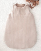 Gigoteuse bébé artisanale à rayures beige et écru, confectionnée avec soin à la main. Son style doux et intemporel s’accorde parfaitement à l’univers de bébé. Cette gigoteuse personnalisable peut être réalisée selon vos envies et convient aux filles comme aux garçons. Disponible en plusieurs tailles et en trois versions : été, mi-saison ou hiver, elle accompagne bébé au fil des saisons dans un cocon confortable et douillet. Idée cadeau de naissance originale et personnalisée. Ninona