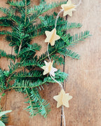 Décoration murale de Noël artisanale composée d’étoiles en papier découpées et superposées une à une. Parfaite pour créer une ambiance douce et poétique dans la maison : salon, entrée, chambre d’enfant, autour du sapin ou le long d’un miroir. Une guirlande minimaliste, légère, unique et fabriquée avec soin, qui apporte une touche naturelle et chaleureuse à l’univers festif. ninona