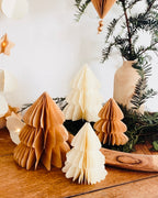 Petit sapin en papier fait main, présenté en décor de Noël naturel. Chaque pièce est unique, réalisée avec soin artisanal. Ces sapins décoratifs ajoutent une touche chaleureuse et poétique, idéale pour une décoration de table ou une ambiance douce et hivernale dans la maison. ninona