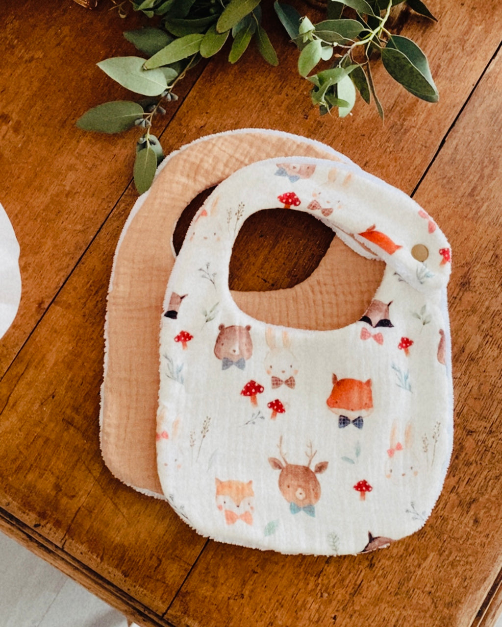Lot de deux bavoirs bébé confectionnés artisanalement dans un atelier français. Tissu doux adapté à la peau fragile des tout-petits. Motifs animaux délicats et double gaze unie. Personnalisation sur demande. Cadeau de naissance original, utile et durable, parfait pour accompagner bébé dès ses premiers repas. ninona