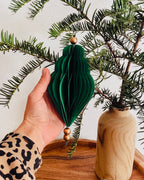 Ornements de Noël faits main en papier, présentés dans une coupe en bois garnie de branches de sapin. Les boules sont de différentes formes et couleurs : vert émeraude profond et écru chaleureux. Certaines sont rehaussées de fines paillettes dorées. L’ensemble évoque une décoration naturelle, authentique et poétique, parfaite pour un Noël doux, artisanal et inspiré par la nature. ninona