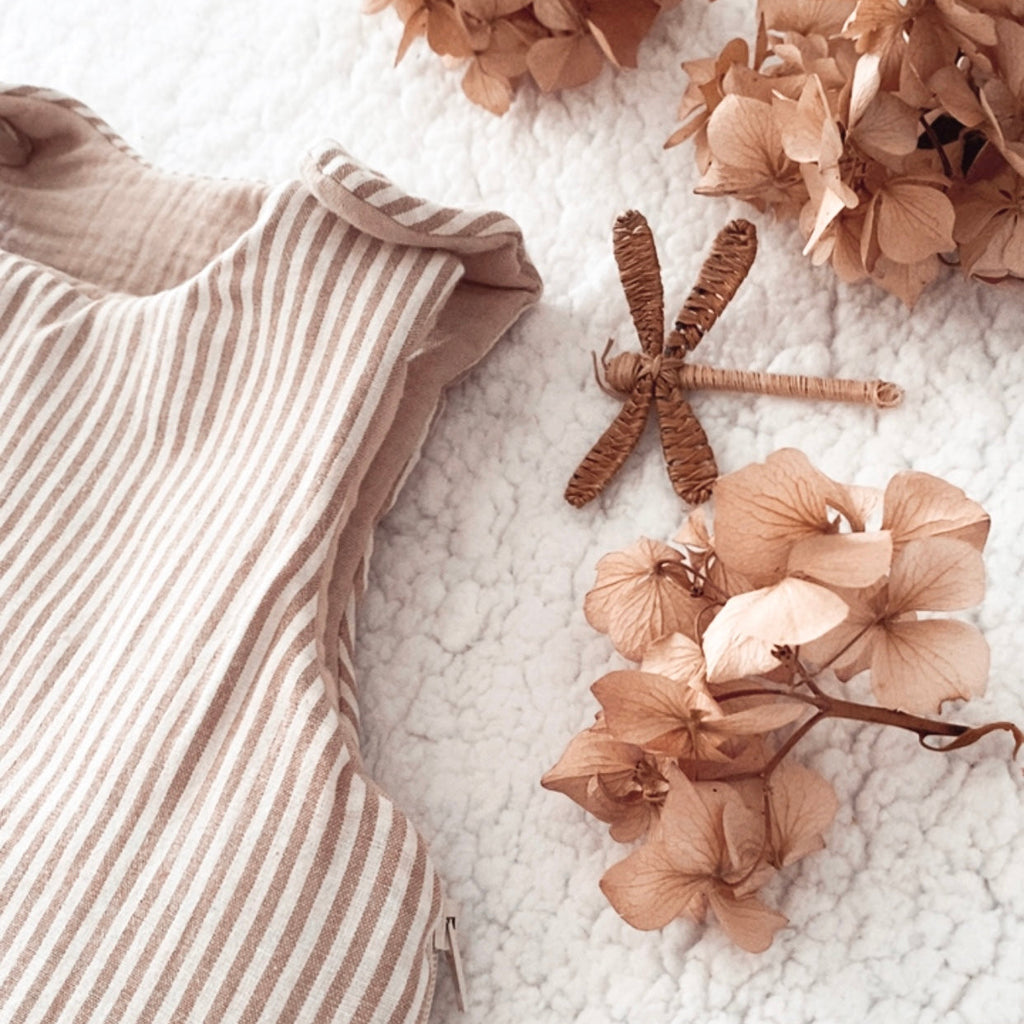 Gigoteuse bébé artisanale à rayures beige et écru, confectionnée avec soin à la main. Son style doux et intemporel s’accorde parfaitement à l’univers de bébé. Cette gigoteuse personnalisable peut être réalisée selon vos envies et convient aux filles comme aux garçons. Disponible en plusieurs tailles et en trois versions : été, mi-saison ou hiver, elle accompagne bébé au fil des saisons dans un cocon confortable et douillet. Idée cadeau de naissance originale et personnalisée. Ninona