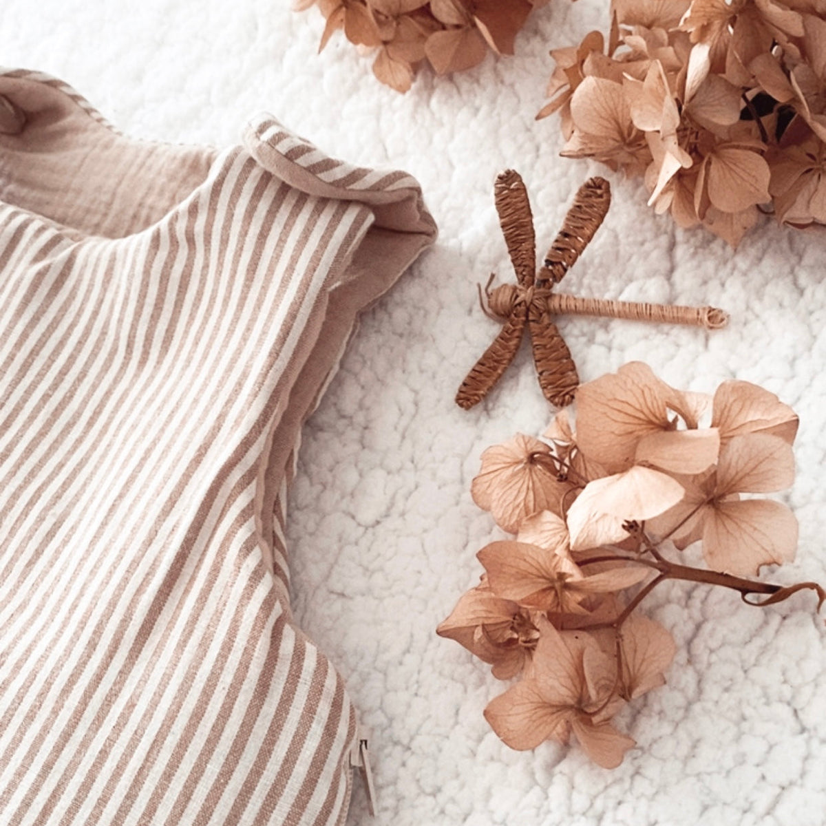 Gigoteuse bébé artisanale à rayures beige et écru, confectionnée avec soin à la main. Son style doux et intemporel s’accorde parfaitement à l’univers de bébé. Cette gigoteuse personnalisable peut être réalisée selon vos envies et convient aux filles comme aux garçons. Disponible en plusieurs tailles et en trois versions : été, mi-saison ou hiver, elle accompagne bébé au fil des saisons dans un cocon confortable et douillet. Idée cadeau de naissance originale et personnalisée. Ninona