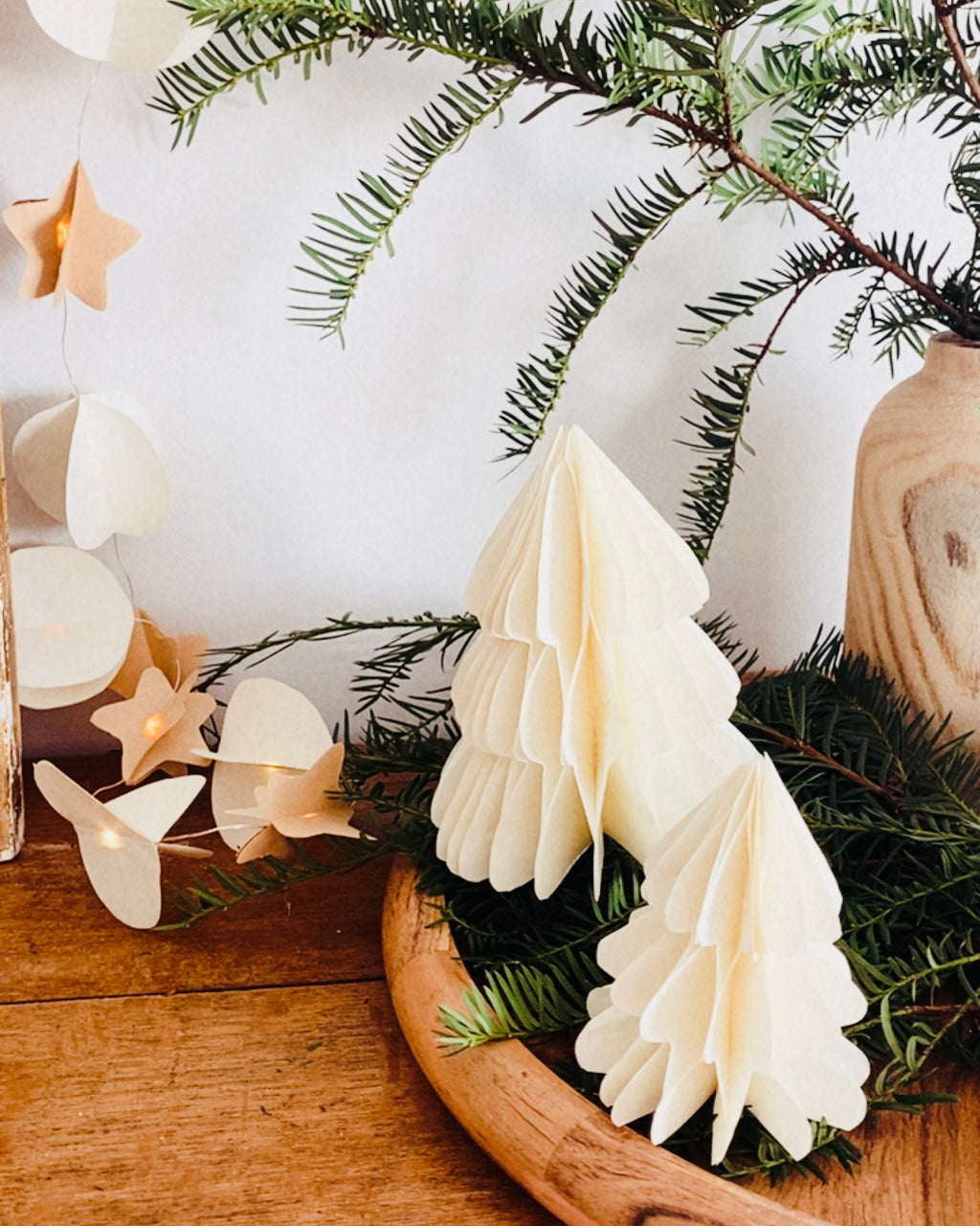 Petit sapin en papier fait main, présenté en décor de Noël naturel. Chaque pièce est unique, réalisée avec soin artisanal. Ces sapins décoratifs ajoutent une touche chaleureuse et poétique, idéale pour une décoration de table ou une ambiance douce et hivernale dans la maison. ninona