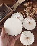 Vue arrière d’une fleur en papier écru faite main, montrant la structure soignée et le montage des pétales sur leur support. Cette image met en évidence la qualité artisanale et la simplicité du design, pensé pour une utilisation en décoration murale ou de table. La fleur s’intègre harmonieusement dans une décoration bohème, scandinave ou naturelle, pour un mariage, une réception ou un espace de vie apaisant. ninona creation