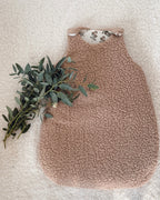 Gigoteuse bébé hiver 0/6 mois en sherpa chocolat, douce et chaleureuse, entièrement confectionnée à la main. L’extérieur en sherpa offre un aspect moelleux et cocooning, tandis que l’intérieur en double gaze de coton blanc cassé est délicatement imprimé de motifs végétaux bruns et gris. Cette turbulette bébé TOG 2 est idéale pour les nuits fraîches. Une création artisanale et poétique, pensée pour apporter douceur et confort au sommeil de bébé. Une création artisanale faite main, avec amour. Ninona