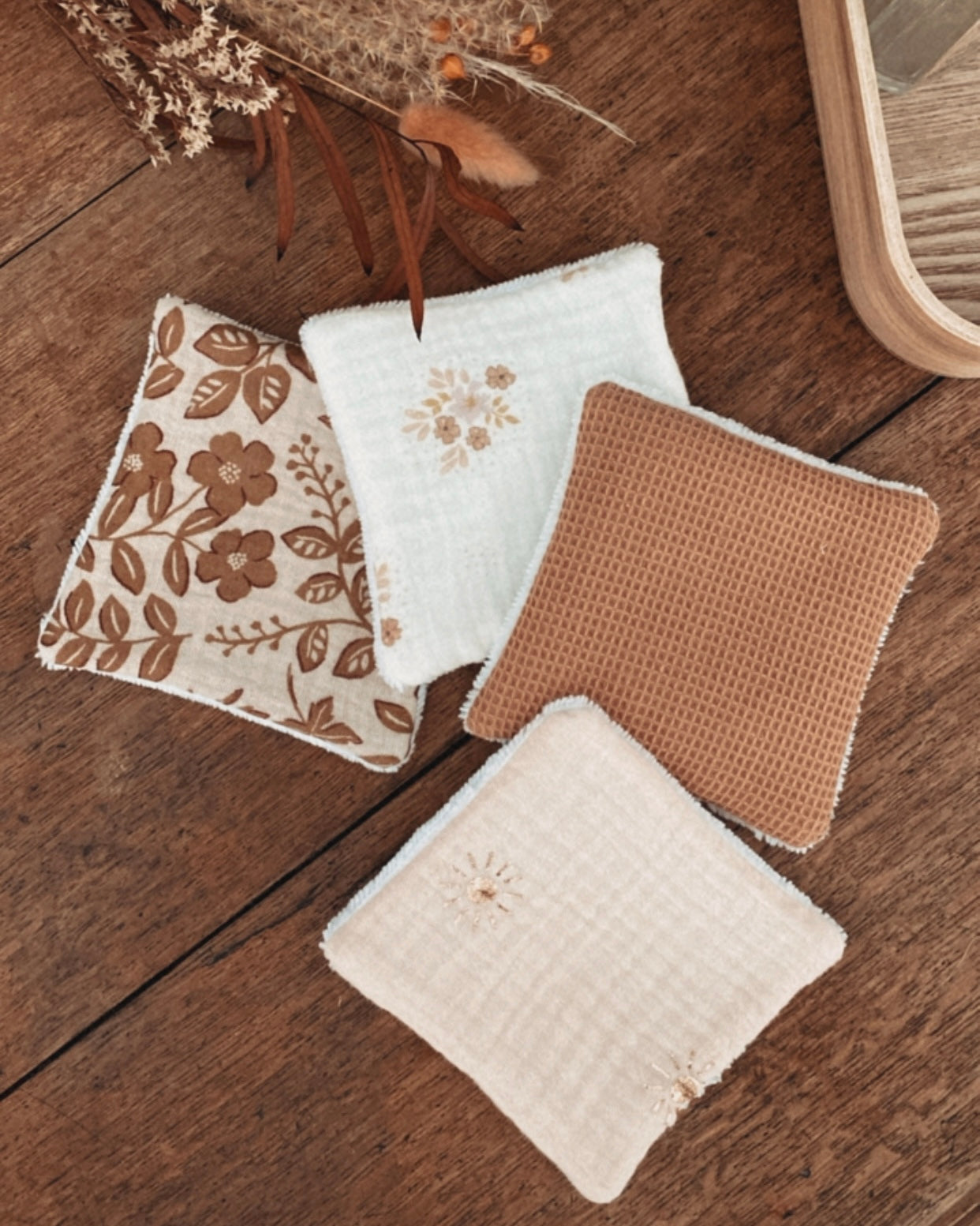 Lot artisanal de lingettes lavables réutilisables en coton, gaze de coton et éponge bambou. Douces et écologiques, elles conviennent aussi bien pour la toilette de bébé que pour le démaquillage ou les soins du visage des adultes. Chaque lingette mesure environ 10x10 cm et est confectionnée à la main avec des tissus naturels aux motifs floraux et aux tons doux. Un accessoire zéro déchet pratique, respectueux de la peau et de l’environnement, idéal comme cadeau écoresponsable