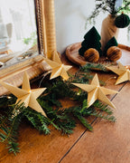 Guirlande d’étoiles en papier doré fixée près d’un miroir ancien. Lumière LED douce créant une ambiance chaleureuse et accueillante. Chaque étoile est réalisée à la main avec soin, inspirée de l’artisanat et de la décoration naturelle. Parfait pour le salon, une chambre d’enfant, ou pour créer une atmosphère de Noël douce et lumineuse. Décoration élégante et poétique. ninona