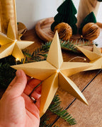 Guirlande d’étoiles en papier doré fixée près d’un miroir ancien. Lumière LED douce créant une ambiance chaleureuse et accueillante. Chaque étoile est réalisée à la main avec soin, inspirée de l’artisanat et de la décoration naturelle. Parfait pour le salon, une chambre d’enfant, ou pour créer une atmosphère de Noël douce et lumineuse. Décoration élégante et poétique. ninona