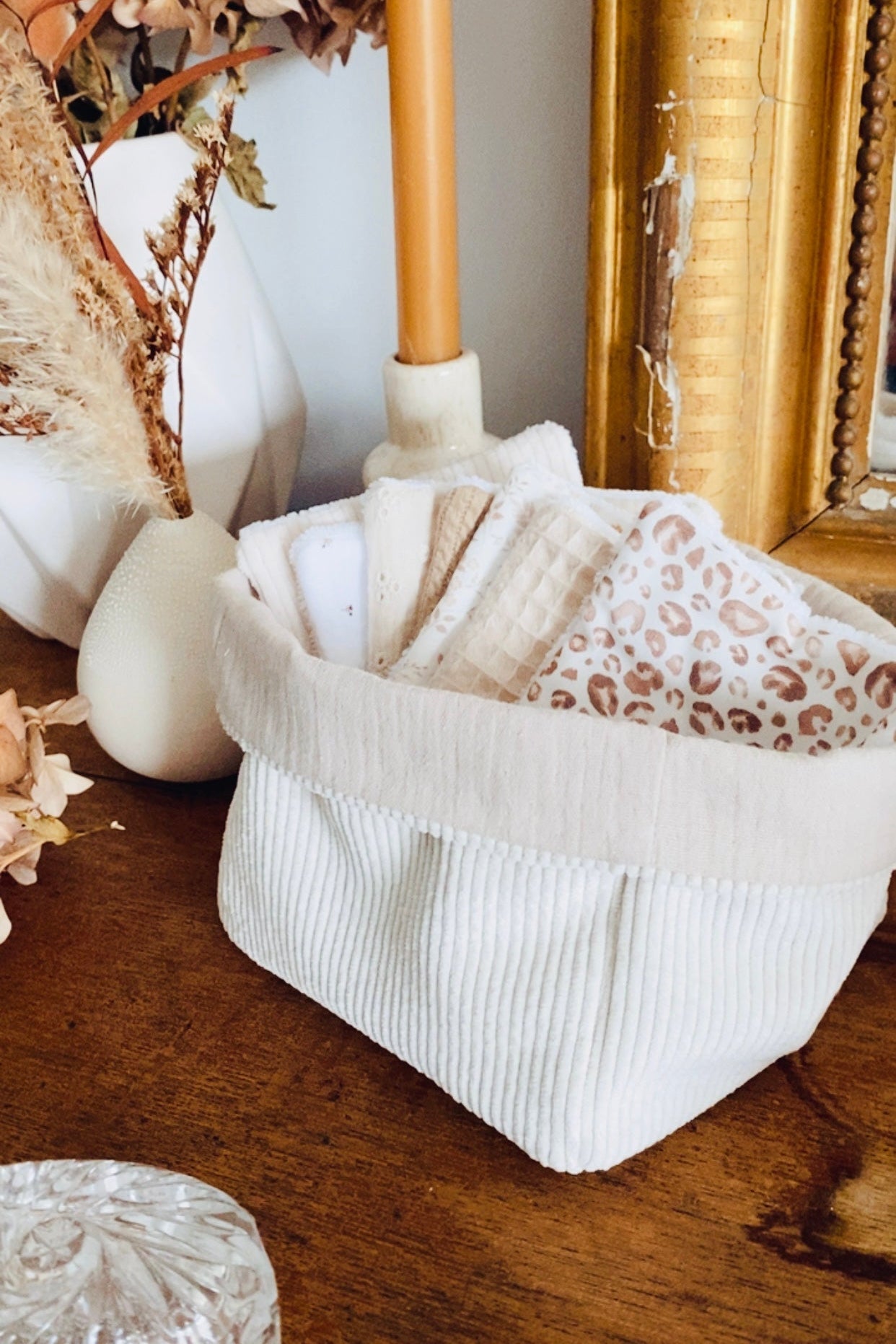 Création artisanale française : lot de lingettes lavables et panière assortie, confectionnés avec soin dans mon atelier. Chaque lingette est pensée pour être douce, esthétique et écologique. La panière en tissu coordonné permet un rangement harmonieux. Cet ensemble éco-responsable s’intègre joliment dans la salle de bain ou la chambre de bébé. Un choix durable et plein de charme. ninona