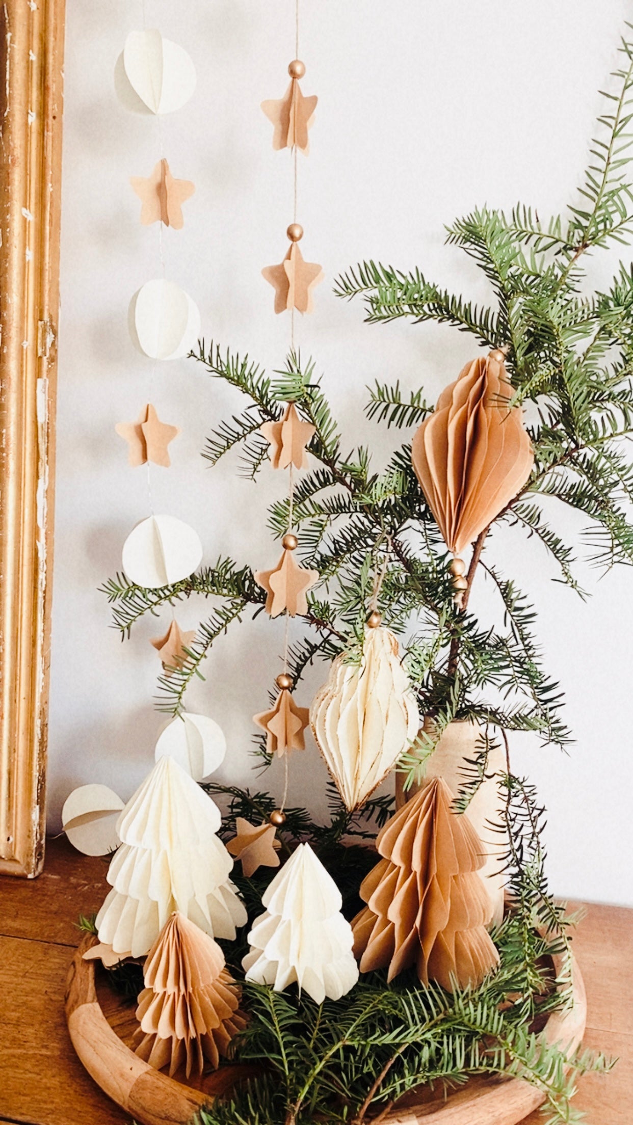Petit sapin en papier fait main, présenté en décor de Noël naturel. Chaque pièce est unique, réalisée avec soin artisanal. Ces sapins décoratifs ajoutent une touche chaleureuse et poétique, idéale pour une décoration de table ou une ambiance douce et hivernale dans la maison. ninona